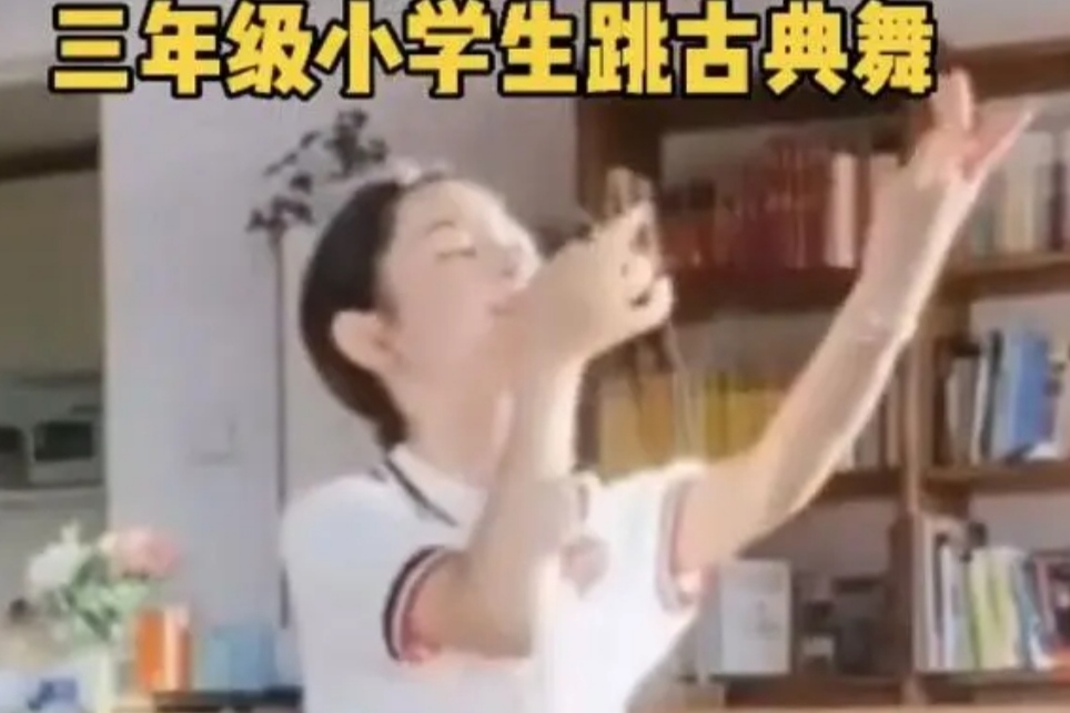 一个特别火的小姑娘网红(这个女孩火了)