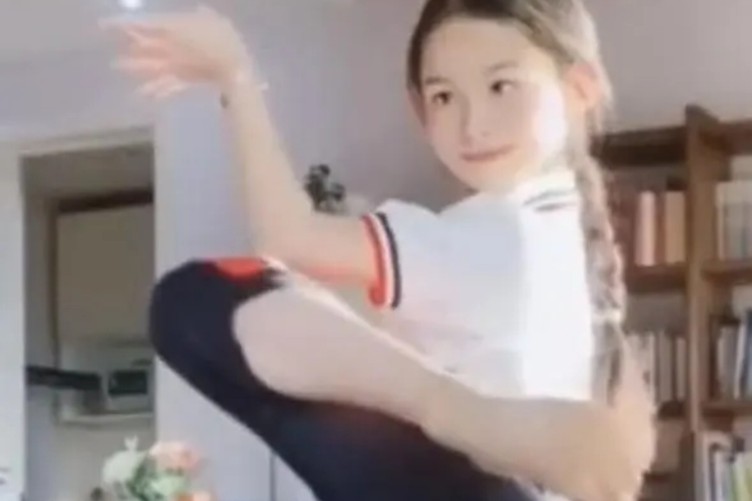 一个特别火的小姑娘网红(这个女孩火了)