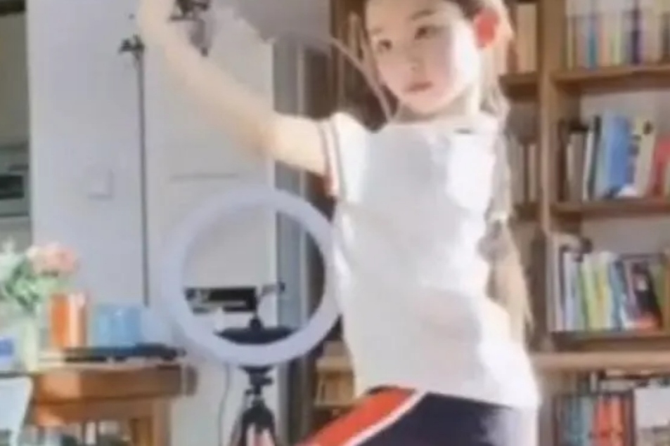 一个特别火的小姑娘网红(这个女孩火了)