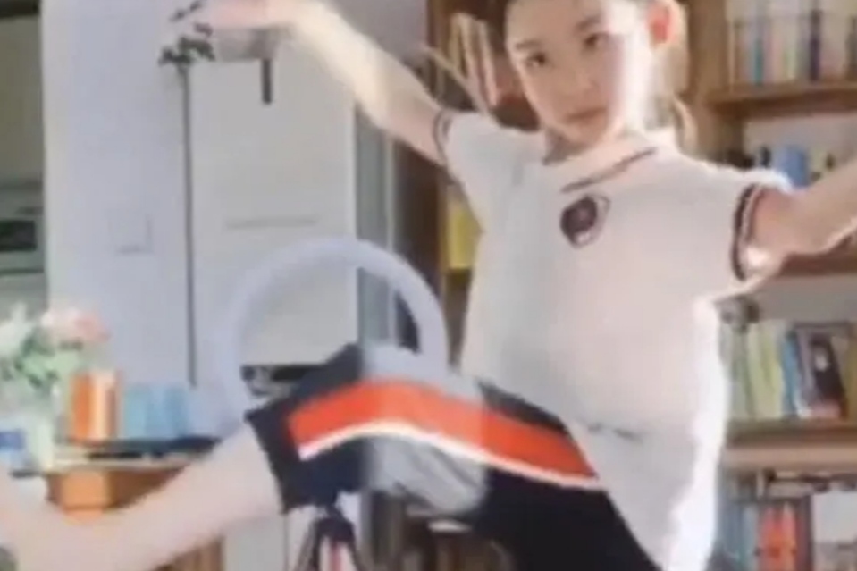 一个特别火的小姑娘网红(这个女孩火了)