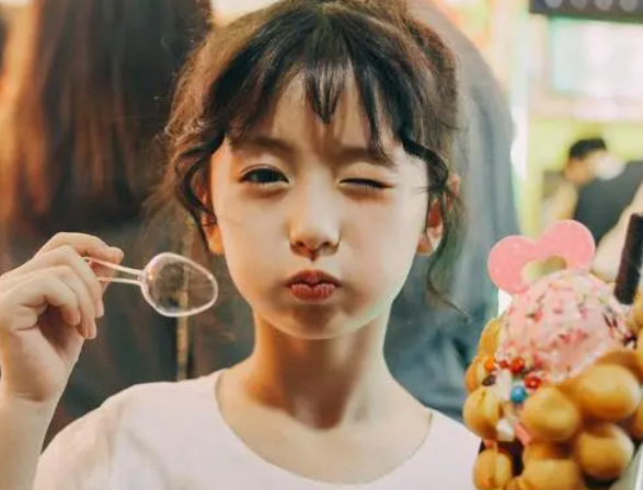 一个特别火的小姑娘网红(这个女孩火了)