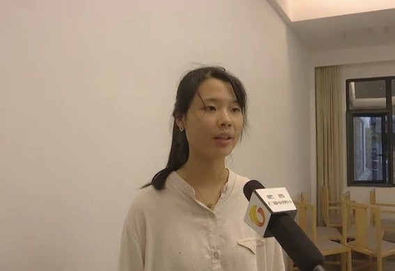 上海女孩扶老人被讹(小伙好心下车扶摔倒大妈发被讹)
