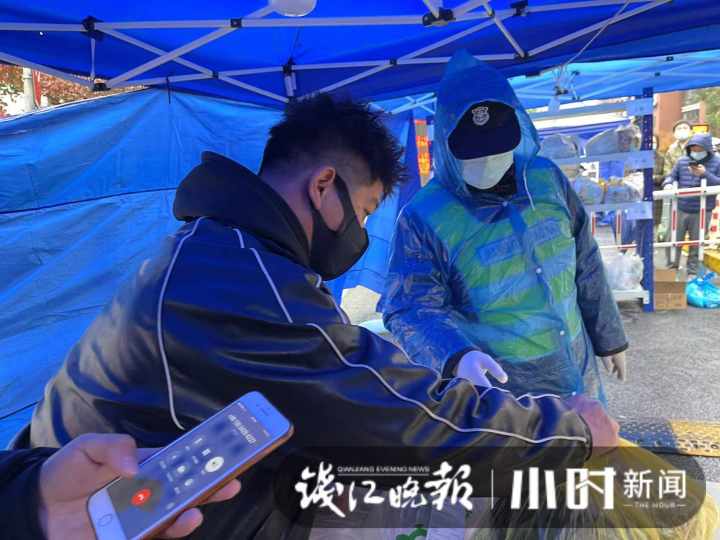 两元青菜照样送，老人家电话下单也可以，杭州东港嘉苑这家店的免费送货服务，赞