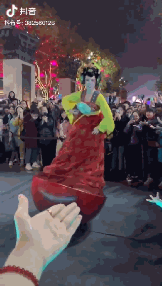 “不倒翁”美少女火了！身份曝光，秘密被扒，原来你是这种女人…