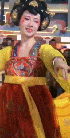 “不倒翁”美少女火了！身份曝光，秘密被扒，原来你是这种女人…
