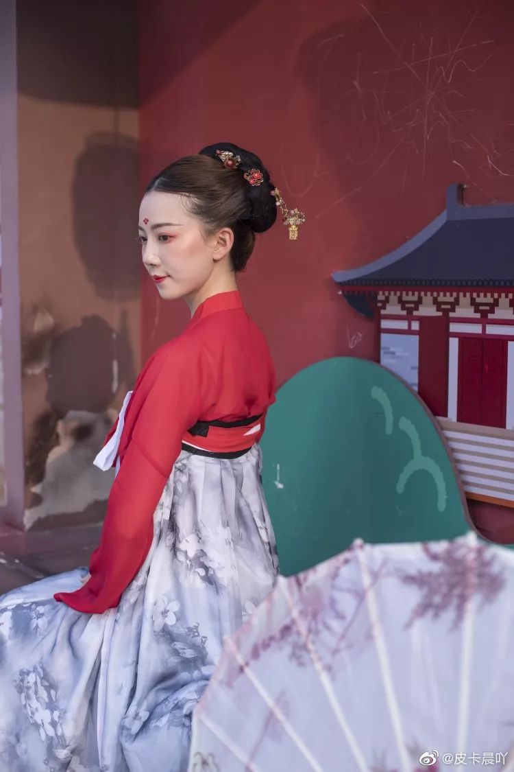 “不倒翁”美少女火了！身份曝光，秘密被扒，原来你是这种女人…