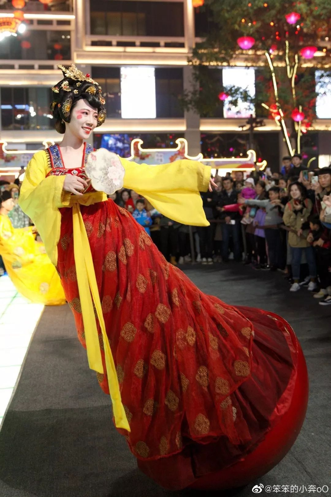 “不倒翁”美少女火了！身份曝光，秘密被扒，原来你是这种女人…