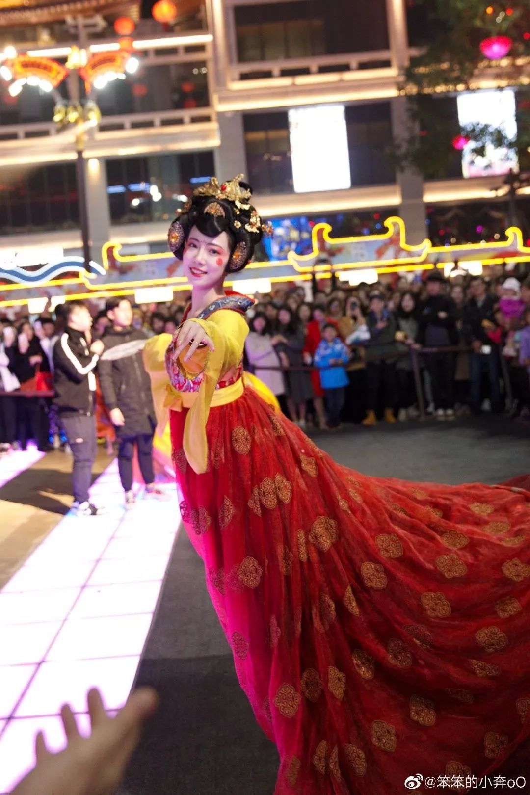“不倒翁”美少女火了！身份曝光，秘密被扒，原来你是这种女人…