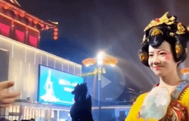 “不倒翁”美少女火了！身份曝光，秘密被扒，原来你是这种女人…