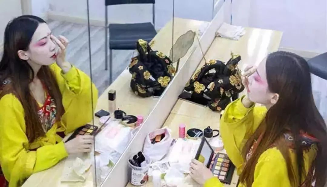 “不倒翁”美少女火了！身份曝光，秘密被扒，原来你是这种女人…