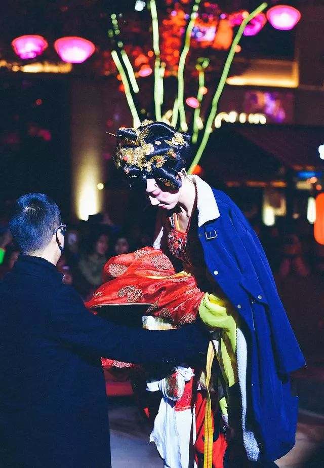 “不倒翁”美少女火了！身份曝光，秘密被扒，原来你是这种女人…
