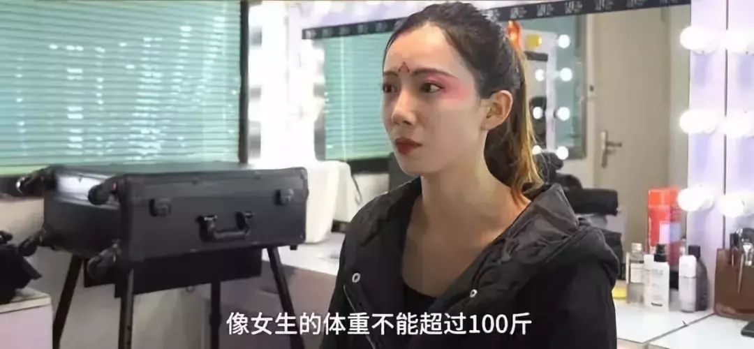 “不倒翁”美少女火了！身份曝光，秘密被扒，原来你是这种女人…
