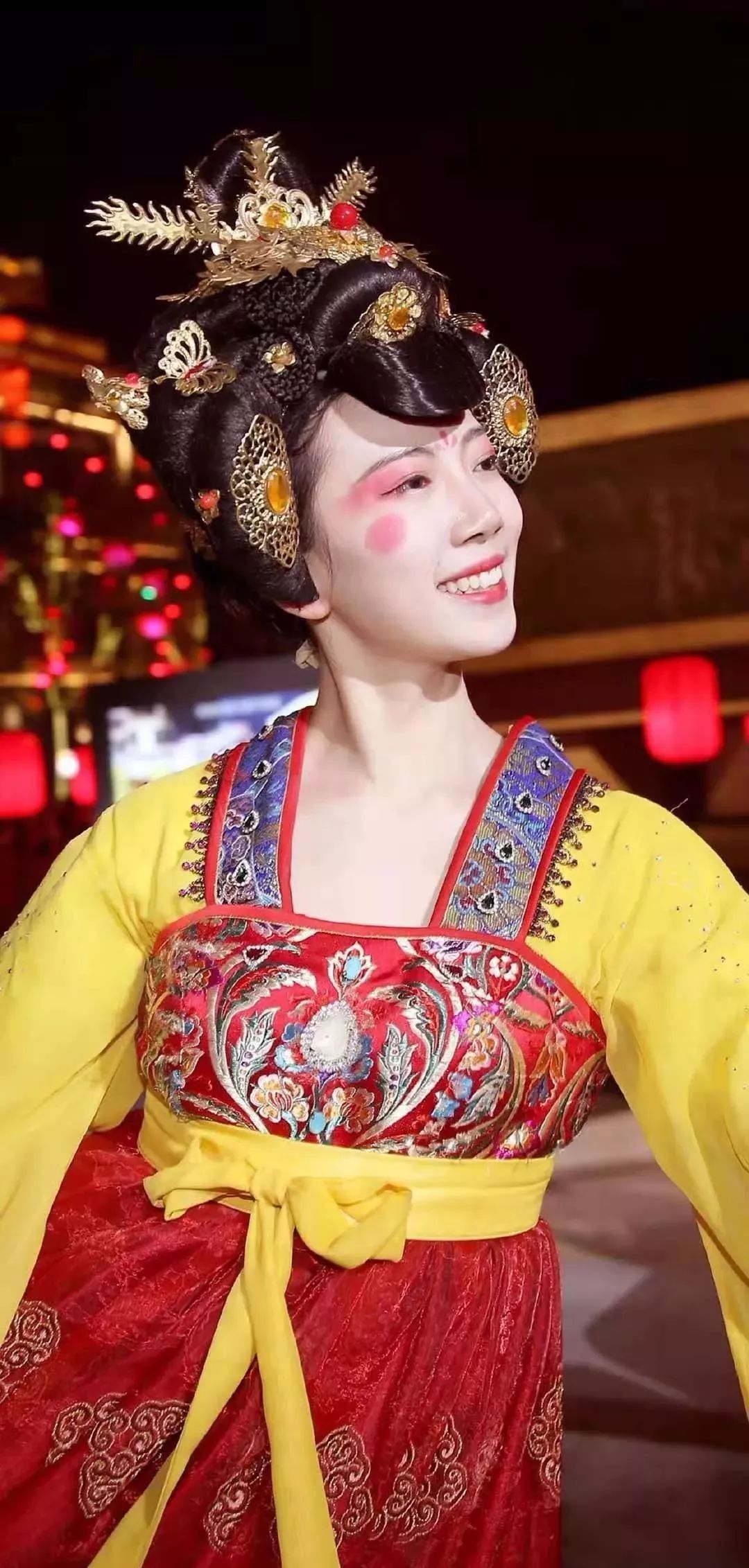 “不倒翁”美少女火了！身份曝光，秘密被扒，原来你是这种女人…