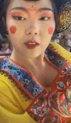 “不倒翁”美少女火了！身份曝光，秘密被扒，原来你是这种女人…