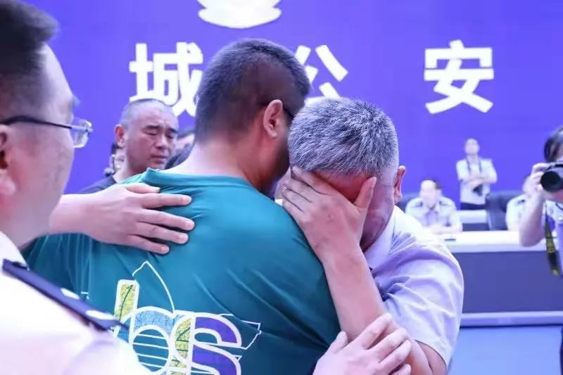被拐孩子选择“养父母”，网民呼吁“买卖同刑”，可取吗？