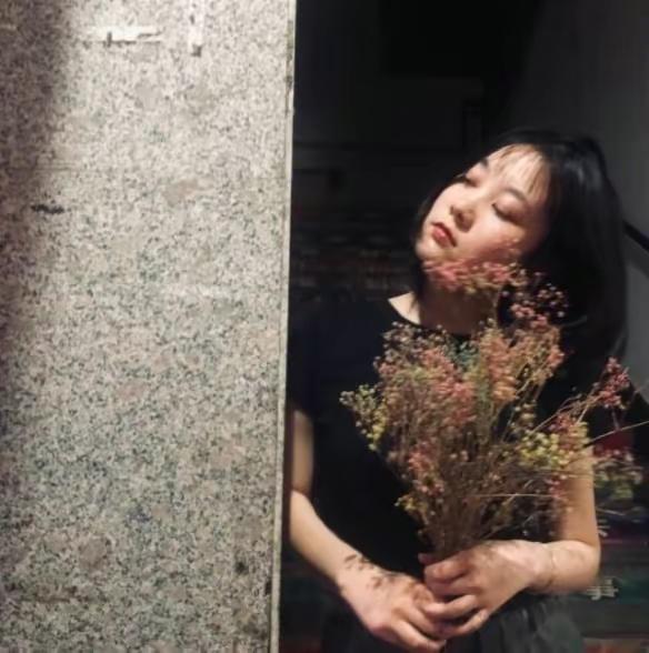 这位25岁的江苏女孩，北京的服务员和吉祥的工人现在成为互联网名人，年收入为3000万