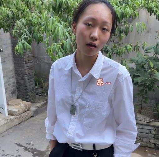 这位25岁的江苏女孩，北京的服务员和吉祥的工人现在成为互联网名人，年收入为3000万