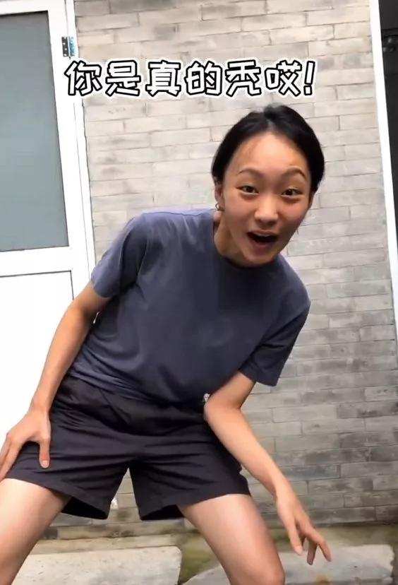 这位25岁的江苏女孩，北京的服务员和吉祥的工人现在成为互联网名人，年收入为3000万