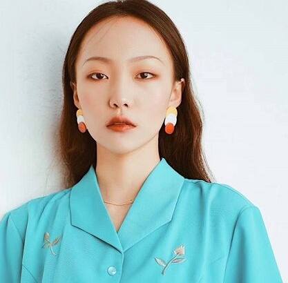 这位25岁的江苏女孩，北京的服务员和吉祥的工人现在成为互联网名人，年收入为3000万