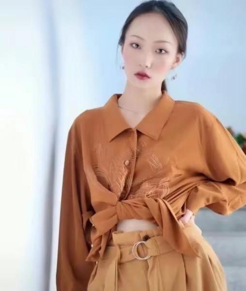 这位25岁的江苏女孩，北京的服务员和吉祥的工人现在成为互联网名人，年收入为3000万