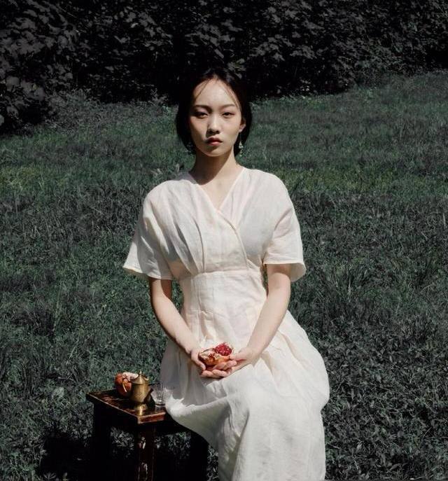 这位25岁的江苏女孩，北京的服务员和吉祥的工人现在成为互联网名人，年收入为3000万