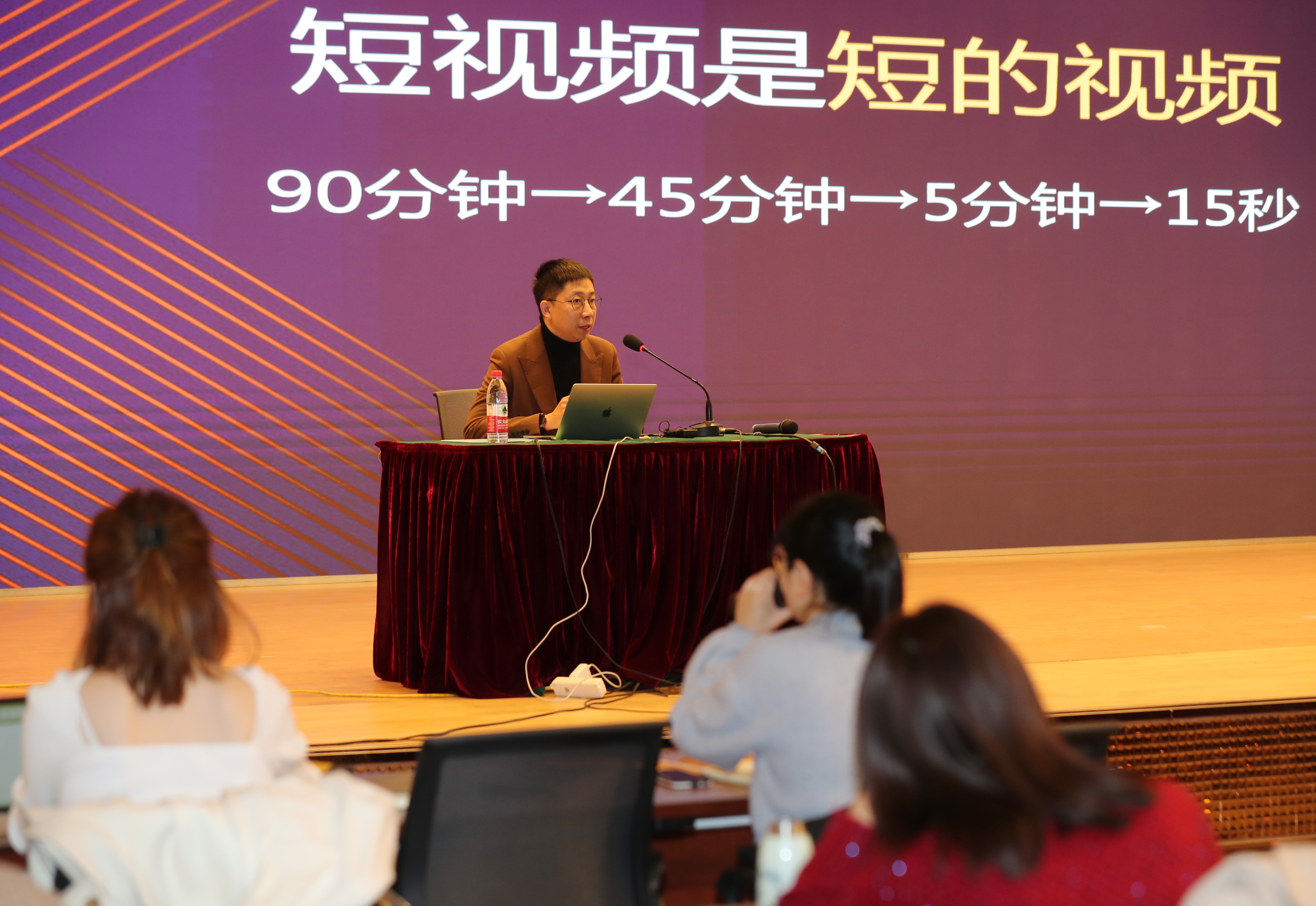 YU视频受训者培训的第二天，第二个变更编辑的主任-in -in -Chief教您如何播放简短的视频