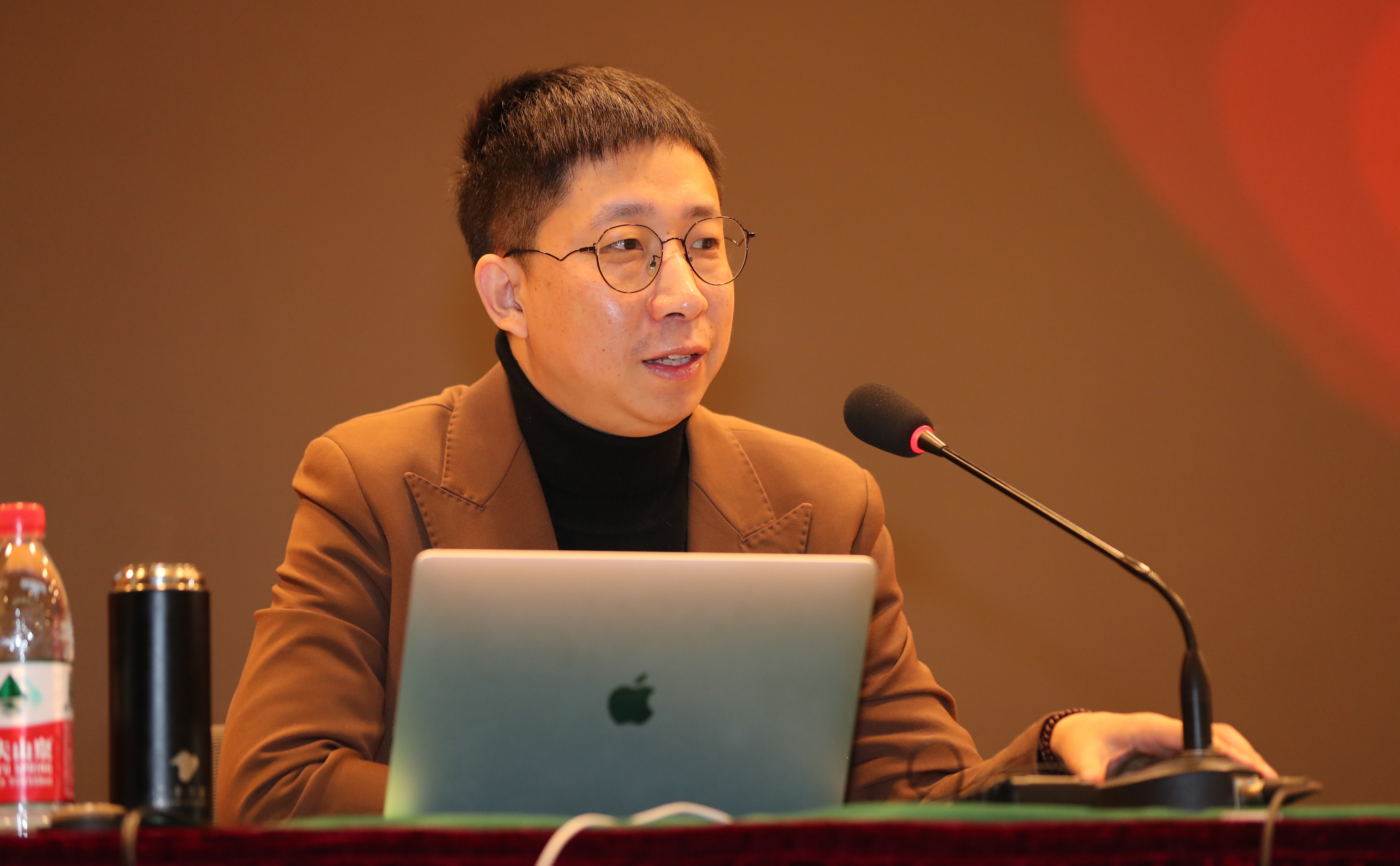 YU视频受训者培训的第二天，第二个变更编辑的主任-in -in -Chief教您如何播放简短的视频