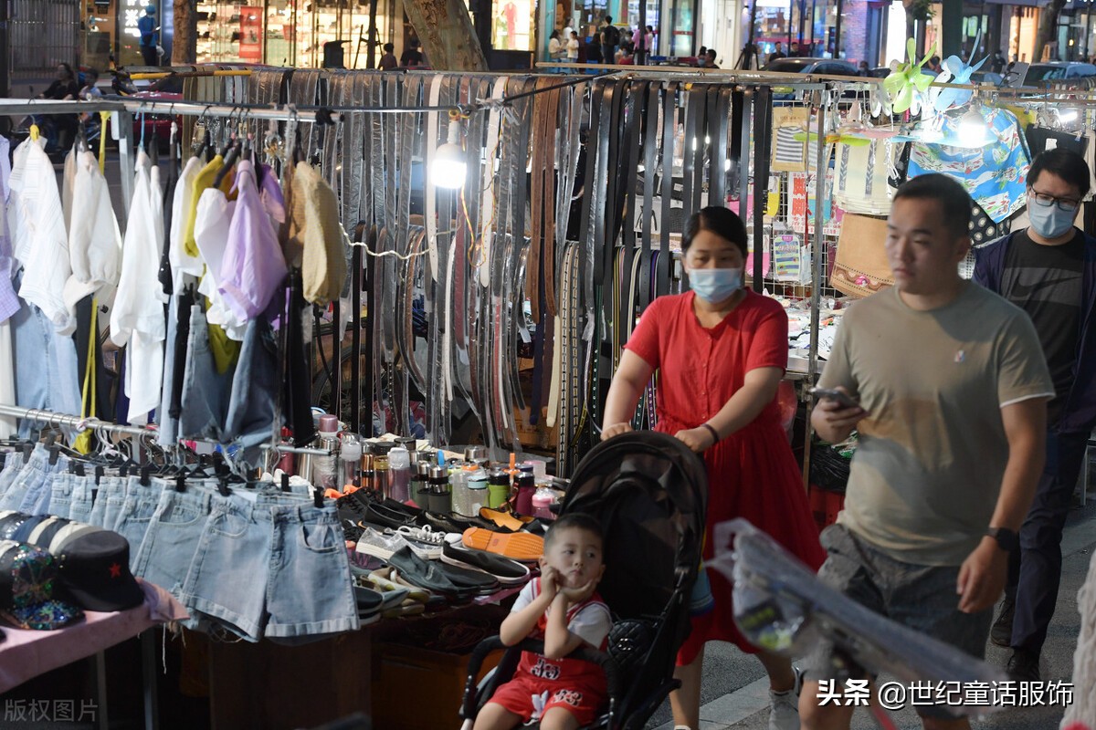 品牌男装尾货批发处理（摆地摊卖服装技巧方法吸引人）(3)
