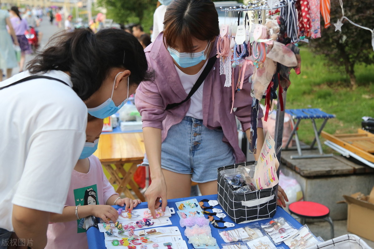地摊货源热卖批发市场（新手摆摊生意怎么找货源）(1)
