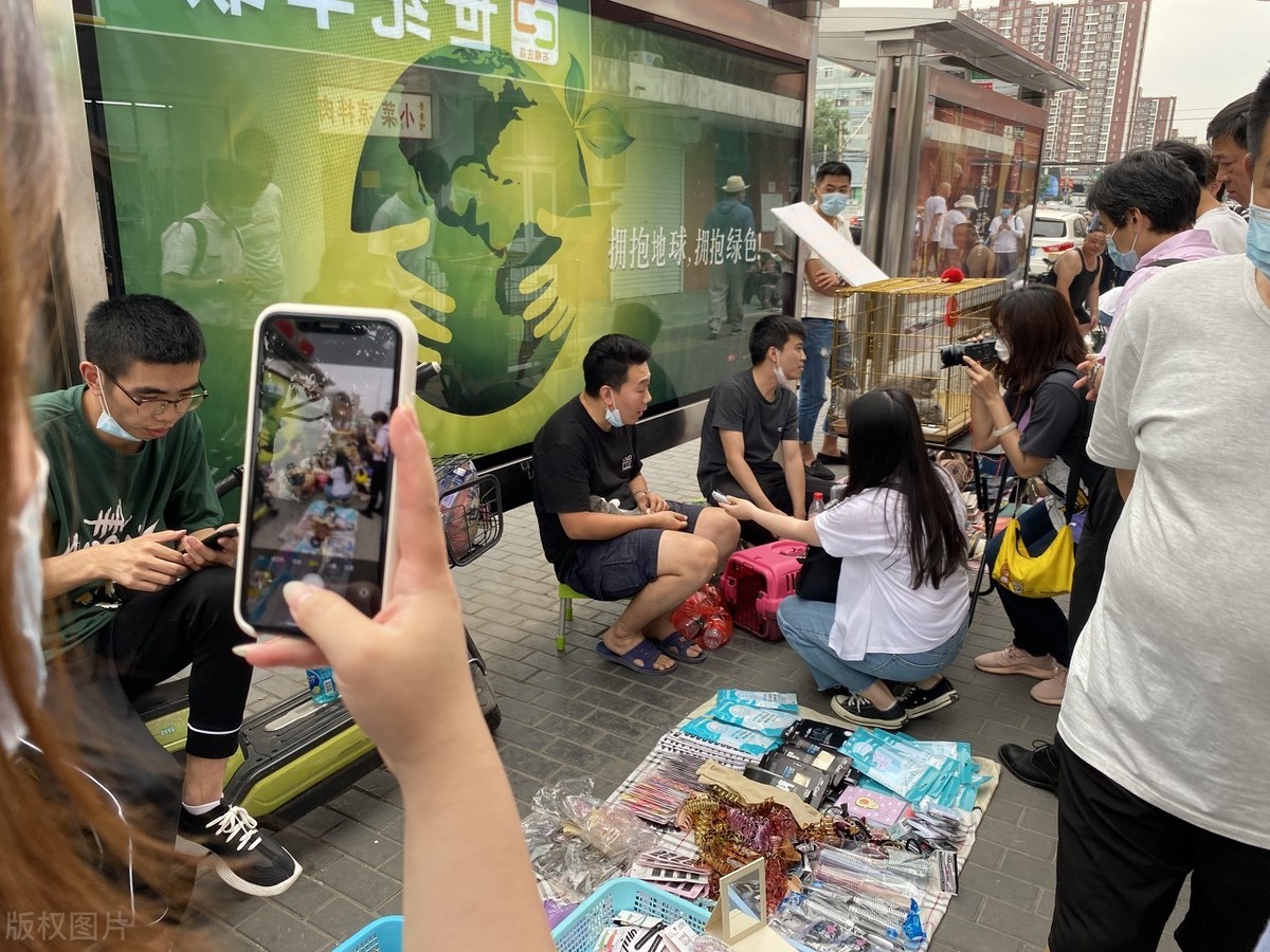 地摊货源热卖批发市场（新手摆摊生意怎么找货源）(9)