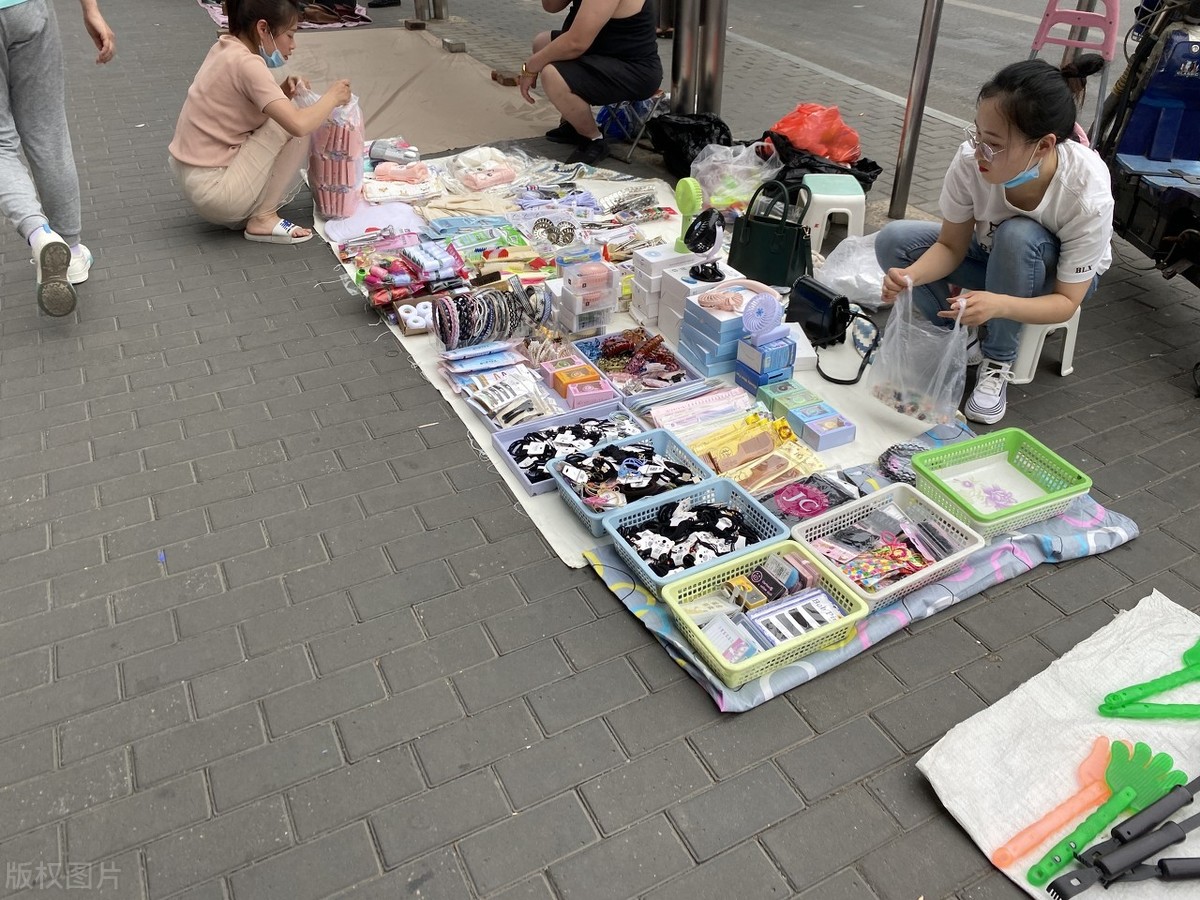 地摊货源热卖批发市场（新手摆摊生意怎么找货源）(10)