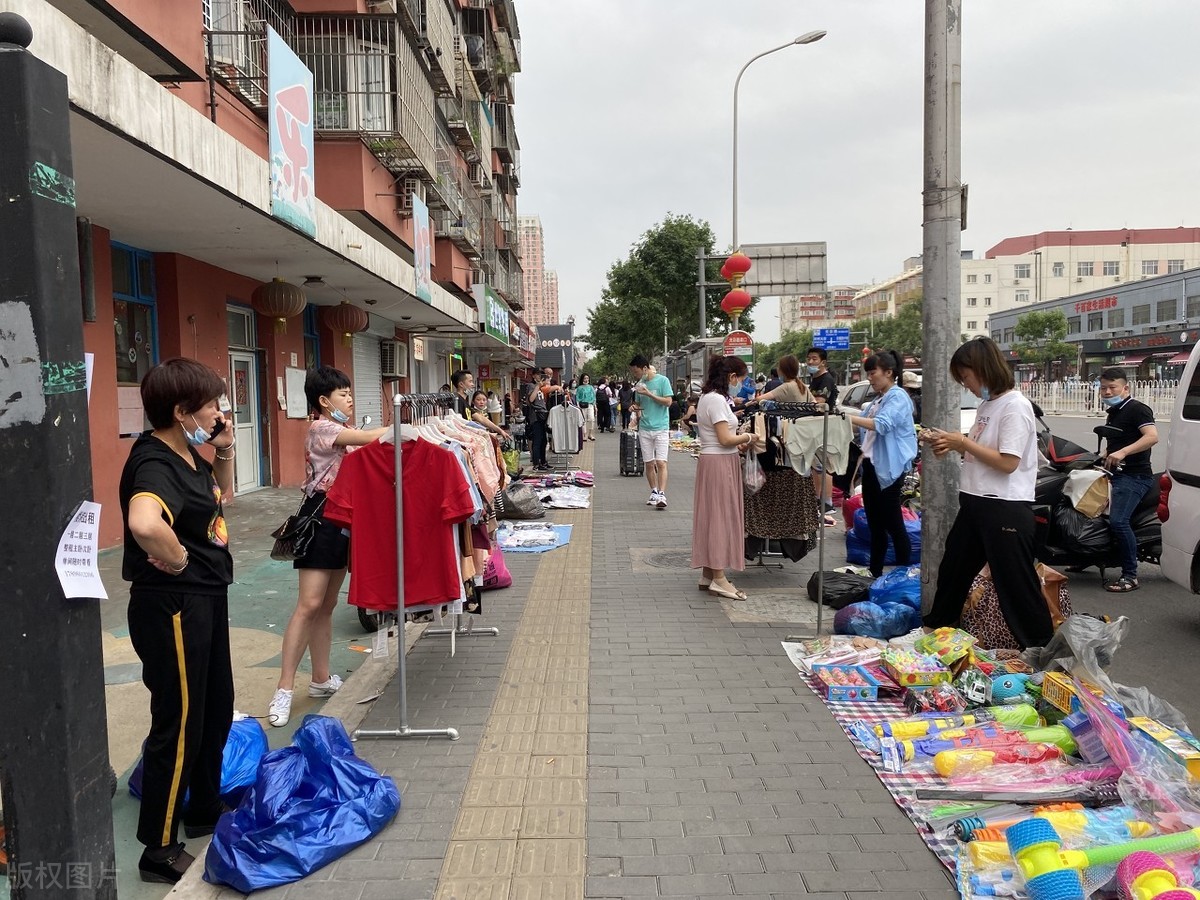 地摊货源热卖批发市场（新手摆摊生意怎么找货源）(12)