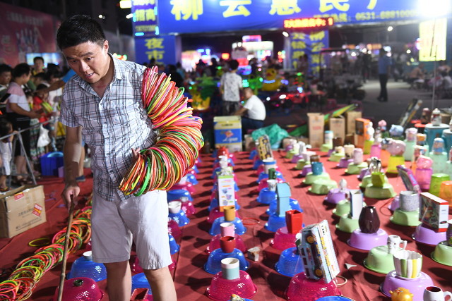 夜市玩具批发市场在哪里（夜市摆摊“套圈”到底有多赚钱）(2)