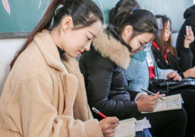 女生学什么专业就业前景好（未来十年女生很吃香的专业）(1)