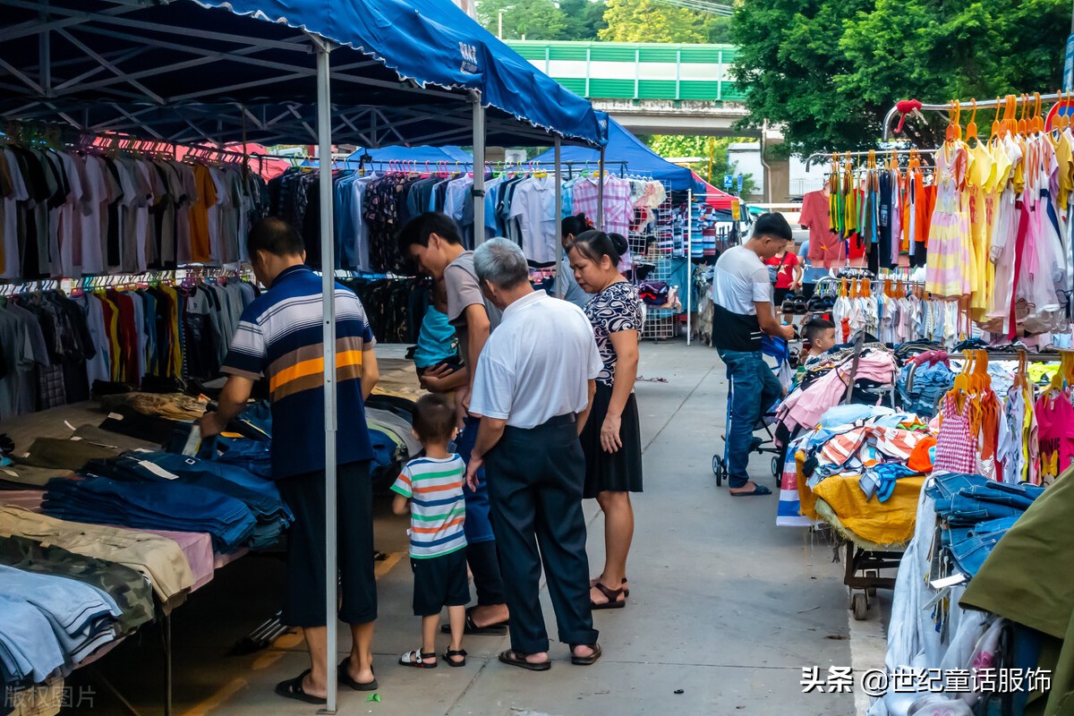 我想批发服装自己摆摊卖（新手摆地摊卖衣服的诀窍）(1)