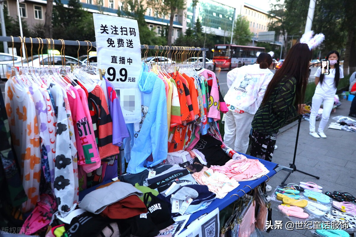 我想批发服装自己摆摊卖（新手摆地摊卖衣服的诀窍）(4)