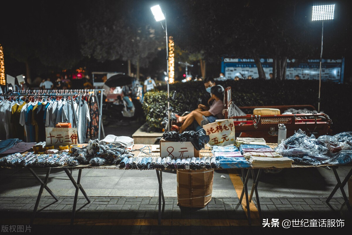 我想批发服装自己摆摊卖（新手摆地摊卖衣服的诀窍）(5)